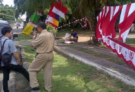 Penjual bendera merah putih di Muarabulian, Kabupaten Batanghari